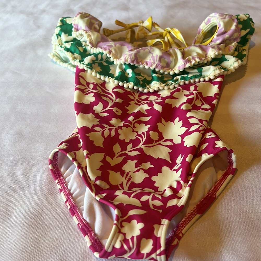 Mini Bodin swimsuit. One piece, eye-catching and cream-colored flowers.